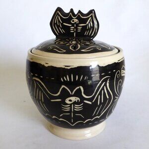 NEW ARTIFACT POTTERY HANDCRAFTED GOTH CERAMIC VAMPIRE BAT DRACULA GARLIC KEEPER